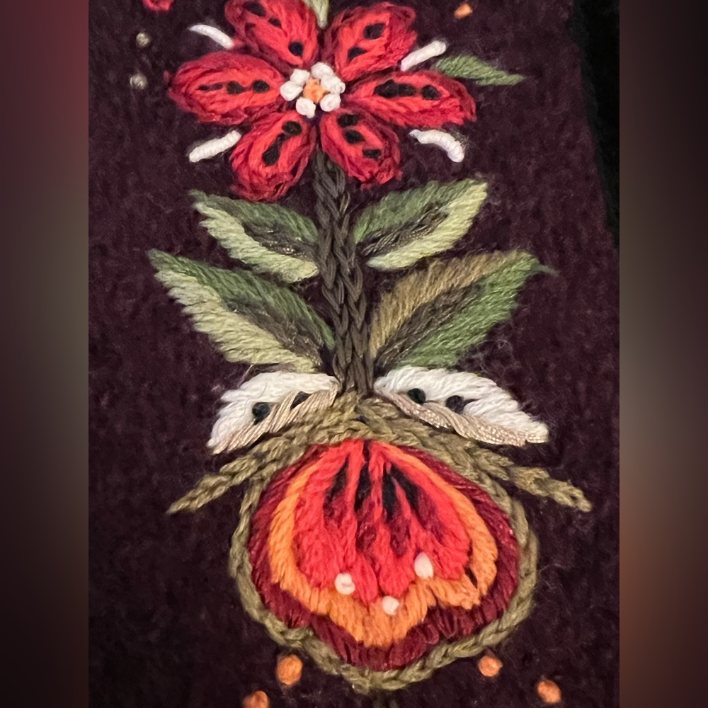 Icelandic Design Fully Lined Wool Jacket/Sweater Floral Embroidered Full Snaps. - Picture 4 of 10